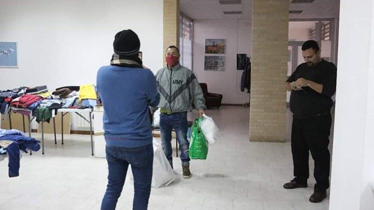 2020.12.08 La Comunidad de Florencia preparando la ayuda humanitaria para enviarla a Roma, de donde partirá el container rumbo a Honduras, allá lo recibirá Cáritas.