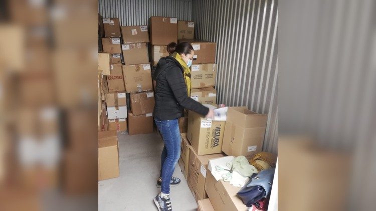 2020.12.08 Miembros de la comunidad de Honduras en Roma y los miembros de la Asociación preparando las cajas con ayuda humanitaria rumbo a Honduras