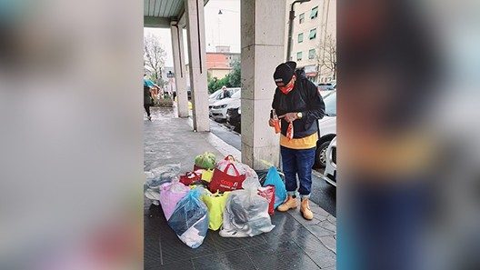 2020.12.08 La Comunidad de Prato preparando la ayuda humanitaria para enviarla a Roma, de donde partirá el container rumbo a Honduras, allá lo recibirá Cáritas.