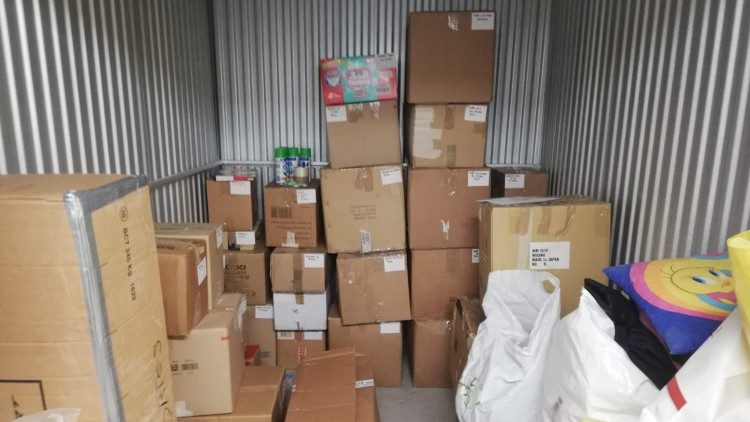 2020.12.08 Miembros de la comunidad de Honduras en Roma y los miembros de la Asociación preparando las cajas con ayuda humanitaria rumbo a Honduras