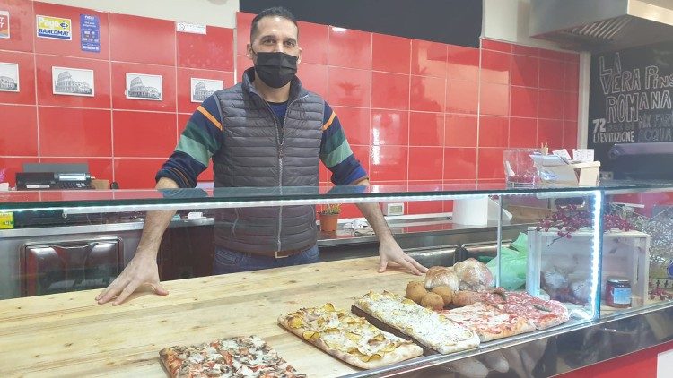 2020.12.08 El Restaurante Pomodorum del argentino, Massimo Palamara, cuyo local donde se cocina comida latinoamericana, es el centro de recogida de ayuda humanitaria para Honduras