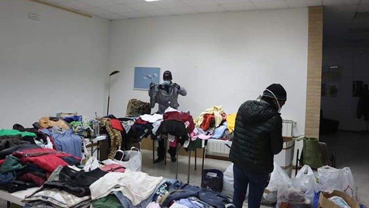 2020.12.08 La Comunidad de Florencia preparando la ayuda humanitaria para enviarla a Roma, de donde partirá el container rumbo a Honduras, allá lo recibirá Cáritas.