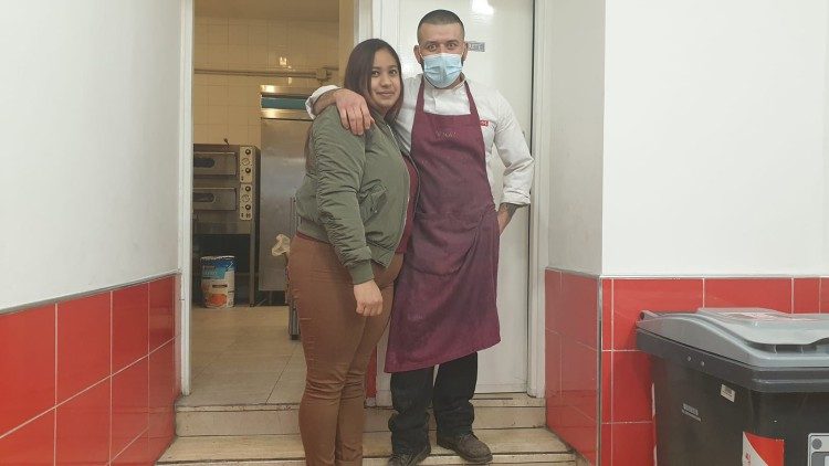 2020.12.08 El Restaurante Pomodorum del argentino, Massimo Palamara, cuyo local donde se cocina comida latinoamericana, es el centro de recogida de ayuda humanitaria para Honduras