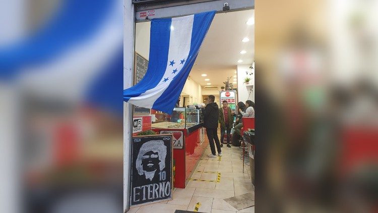 2020.12.08 El Restaurante Pomodorum del argentino, Massimo Palamara, cuyo local donde se cocina comida latinoamericana, es el centro de recogida de ayuda humanitaria para Honduras