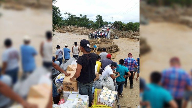 2020.12.11 voluntarios llegados al departamento de Izabal, duramente afectado por los huracanes