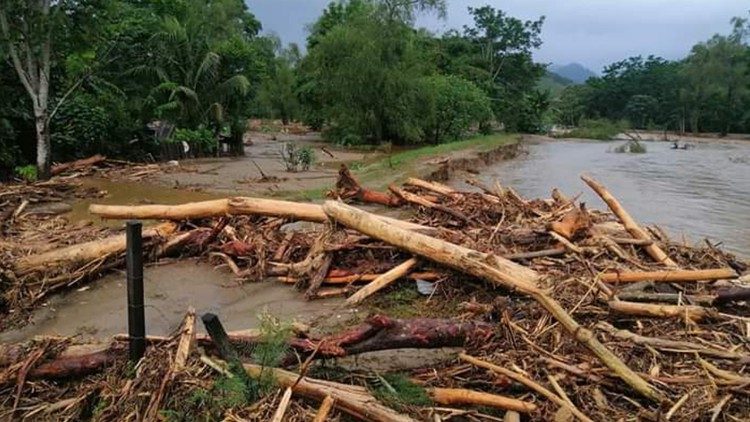 2020.12.11 voluntarios llegados al departamento de Izabal, duramente afectado por los huracanes