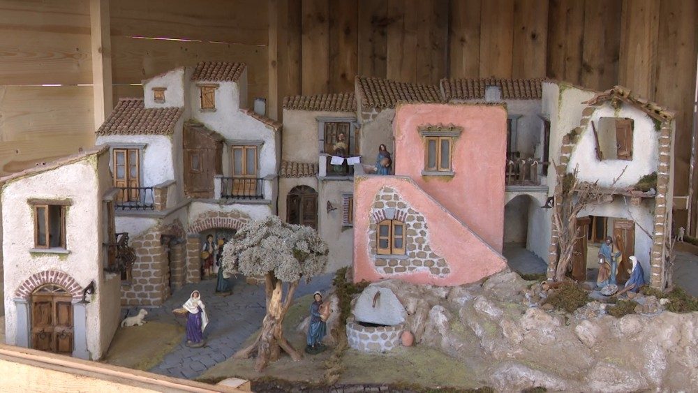 Erzbischof Fisichella zeigt die 100 Weihnachtskrippen unter den Kolonnaden