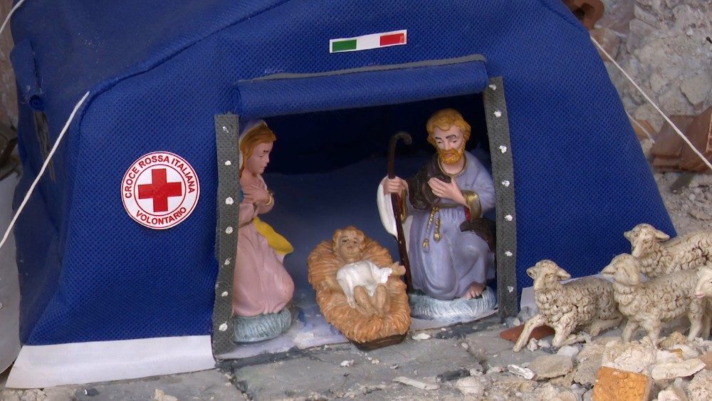 Erzbischof Fisichella zeigt die 100 Weihnachtskrippen unter den Kolonnaden