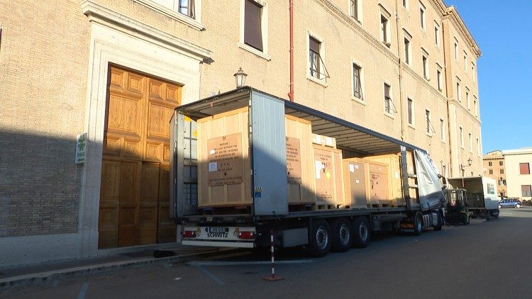 Машына з новым друкавальным абсталяваннем у Ватыкане