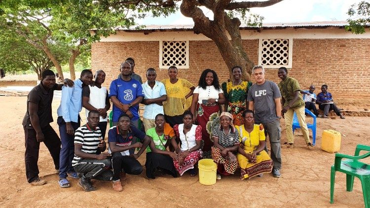 P. Aubrey Sumbukeni et P. Kraeng Kirang avec quelques chrétiens de Paroisse du Cœur Immaculé de Marie à Chisankhwa/Malawi
