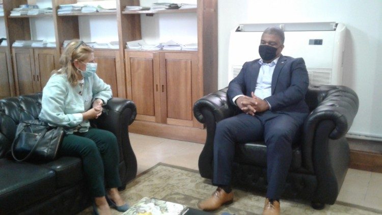 Representante do PNUD Katakyna Wawiemia e Presidente do Conselho de Ministros de São Tomé e Príncipe