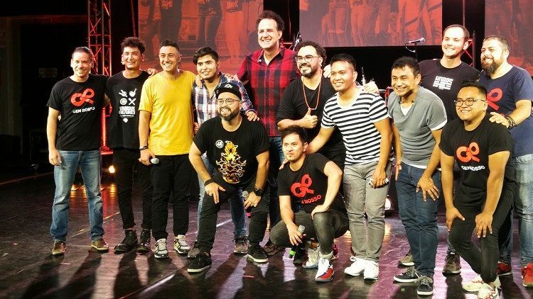 Gli artisti del Gen Rosso con al centro Emanuele Chirco