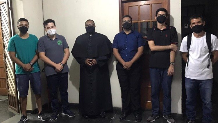 Jovens com o padre Paulo Henrique