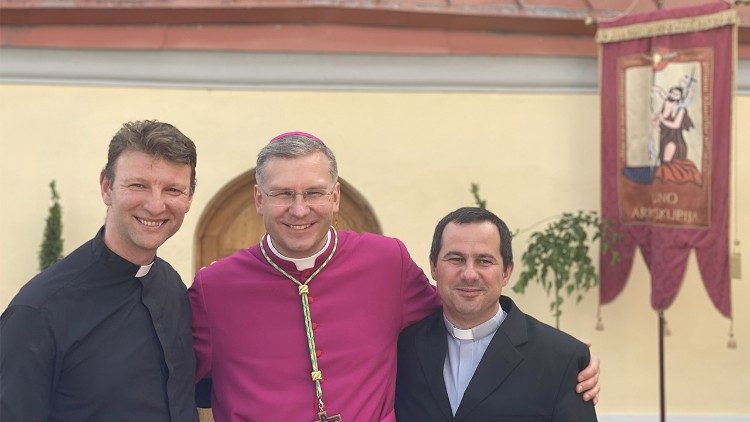 Rastislav Dluhý ir Peter Hertel su arkivyskupu Kęstučiu Kėvalu