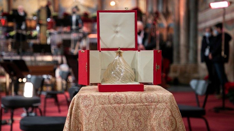 La Lampada della pace assegnata durante il Concerto di Natale ad Assisi. Foto Sala stampa Sacro Convento di Assisi