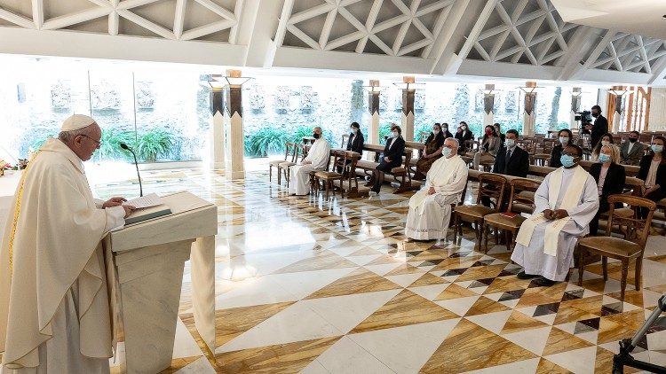 Luglio. Dopo 7 anni dalla visita a Lampedusa, il Papa celebra nella Cappella di Casa Santa Marta una Messa per i migranti