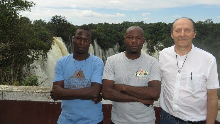 P. Tony Neves  à direita