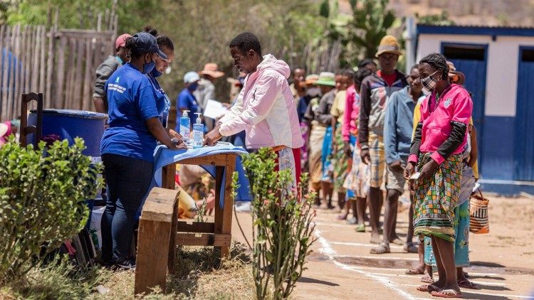 Il momento della verifica delle tessere e igienizzazione 