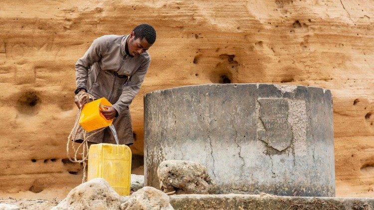 La tanica riempita di acqua di mare al pozzo sulla spiaggia