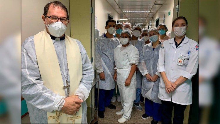 Dom Vital Corbellini, bispo da Diocese de Marab&aacute; com m&eacute;dicos e enfermeiros