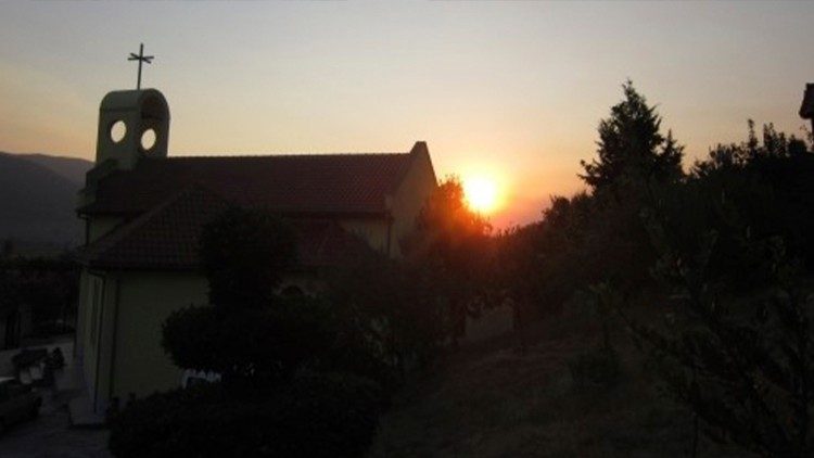 La chiesa parrocchiale di San Giuseppe Lavoratore e l'asilo al tramonto