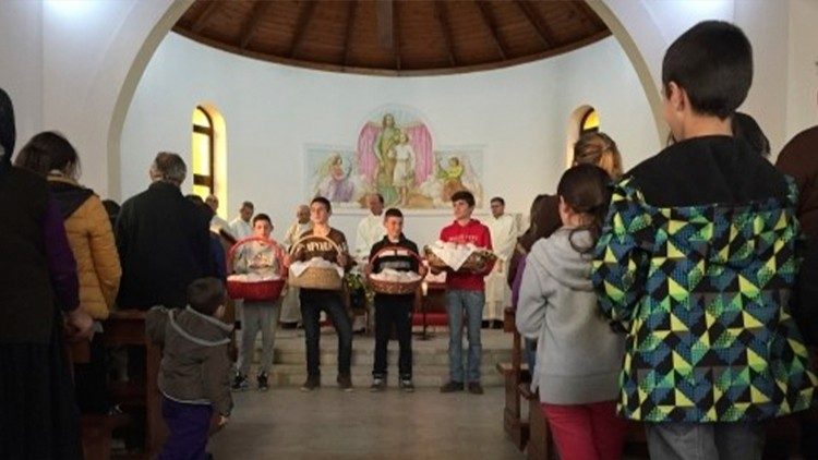 Un altro momento della celebrazione con il vescovo, protagonisti i ragazzi