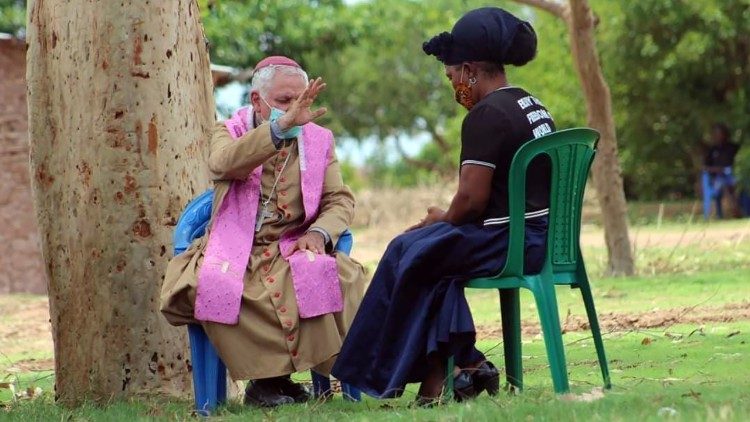 D. Jesús Tirso Blanco, Bispo de Lwena (Angola) confessando os fiéis