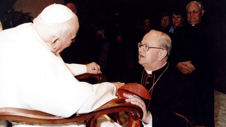 Le cardinal brésilien Eusébio Oscar Scheid, ici lors d'une audience avec Jean-Paul II.