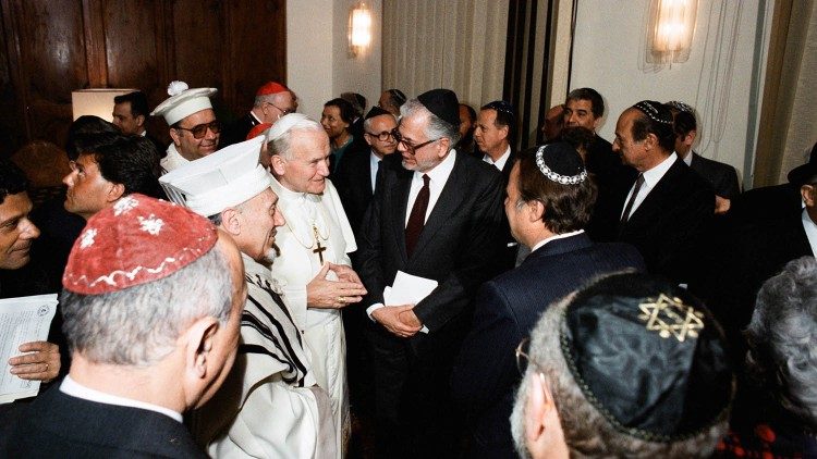2021.01.15 Papa Giovanni Paolo II in visita alla sinagoga di Roma,  1986.04.13