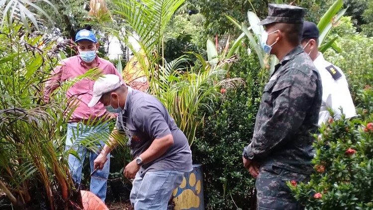 2021.01.15  en el tiempo de confinamiento se les acompañó con juegos y celebraciones, a los privados de libertad durante la semana del privado (24 de sept) en torno a la festividad de la Virgen de la Merced patrona de los reclusos a nivel mundial. penitenziaria Honduras