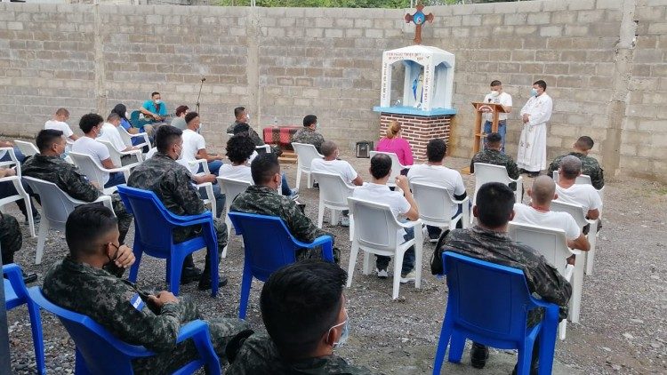 2021.01.15  Diversas misas en los diferentes centros penales de los 18 departamentos de Honduras, en los 26 centros penales del país, se vivieron y la participación fue nutrida entre internos, custodios, autoridades y la pastoral penitenciaria. Fotos de Juticalpa Olancho, el Porvenir y Barrio Ingles en La Ceiba y PNFAS Tamara en Tegucigalpa y Santa Rosa de Copán