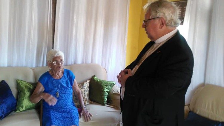 Dom Roberto visita devota