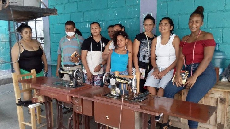 Cárcel de Juticalpa, Olancho las mujeres internas reciben capacitación en sastrería, de la pastoral penitenciaria.