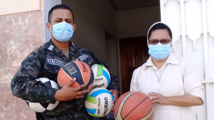 2021.01.15  en el tiempo de confinamiento se les acompañó con juegos y celebraciones, a los privados de libertad durante la semana del privado (24 de sept) en torno a la festividad de la Virgen de la Merced patrona de los reclusos a nivel mundial.