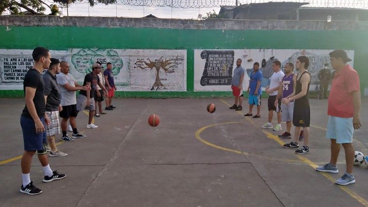 2021.01.15  en el tiempo de confinamiento se les acompañó con juegos y celebraciones, a los privados de libertad durante la semana del privado (24 de sept) en torno a la festividad de la Virgen de la Merced patrona de los reclusos a nivel mundial.