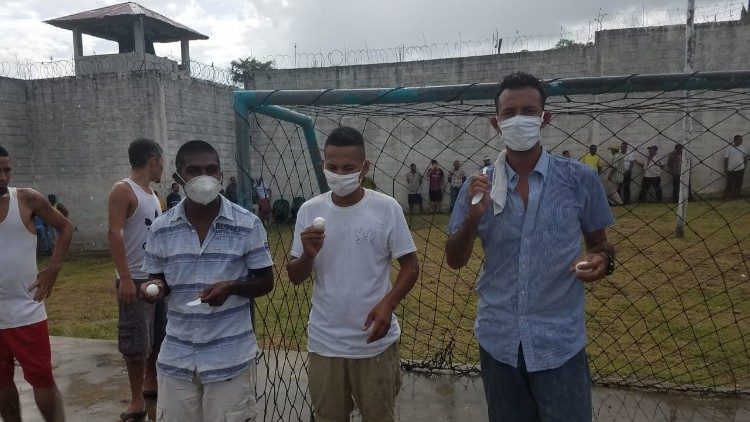 2021.01.15  en el tiempo de confinamiento se les acompañó con juegos y celebraciones, a los privados de libertad durante la semana del privado (24 de sept) en torno a la festividad de la Virgen de la Merced patrona de los reclusos a nivel mundial.