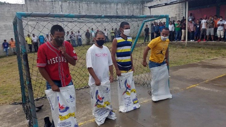 2021.01.15 en el tiempo de confinamiento se les acompañó con juegos y celebraciones, a los privados de libertad durante la semana del privado (24 de sept) en torno a la festividad de la Virgen de la Merced patrona de los reclusos a nivel mundial.