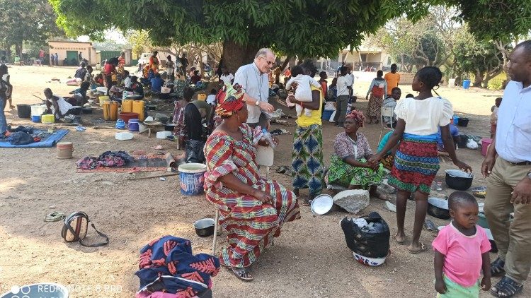 Bp Mirosław Gucwa wśród potrzebujących 