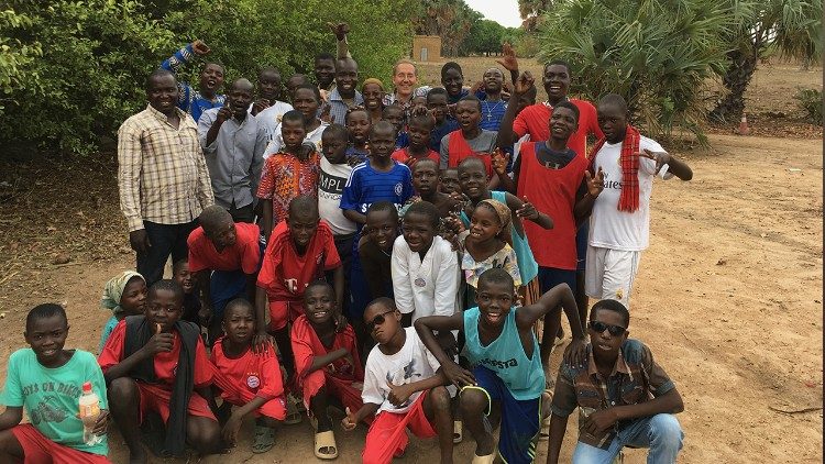 Gaël Giraud con los niños de Balimba