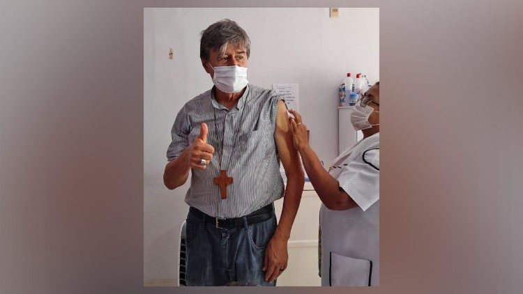 Dom Valentim Fagundes de Meneses sendo vacinado