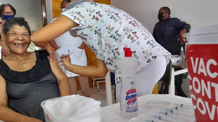 Os idosos ganhando a vacina