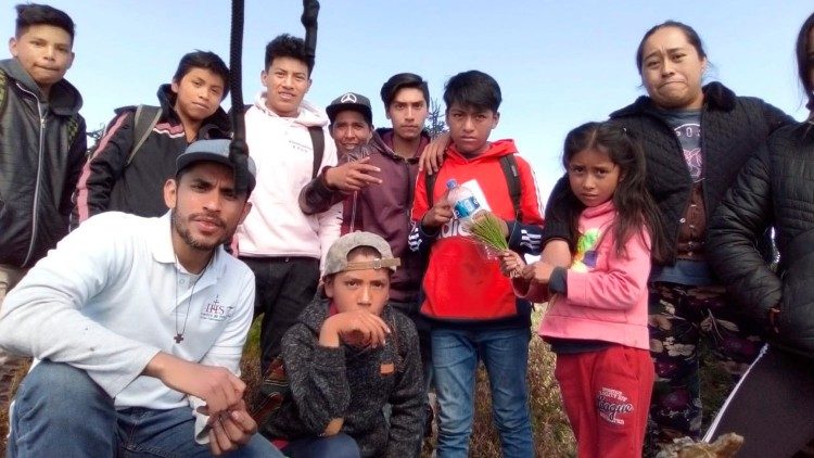 Genaro con miembros de la comunidad