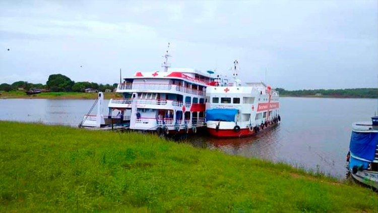 El barco hospital "Papa Francisco" en misión en la Amazonia