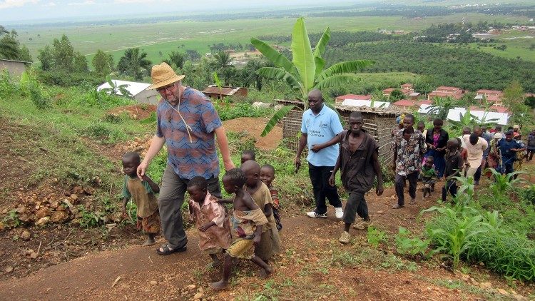Ojciec Maciej Jaworski w drodze do wioski pigmejskiej