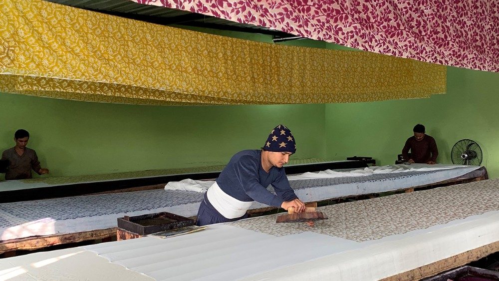 Tissus impirmés dans l'atelier de Sanganer
