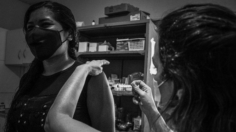 Tomar a vacina também é combater contra a desinformação nas aldeias