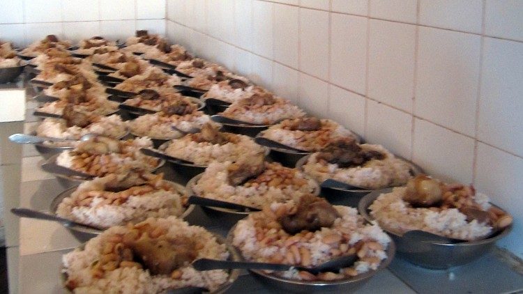 Cibo portato dai salesiani per i ragazzi del carcere minorile di Antananarivo