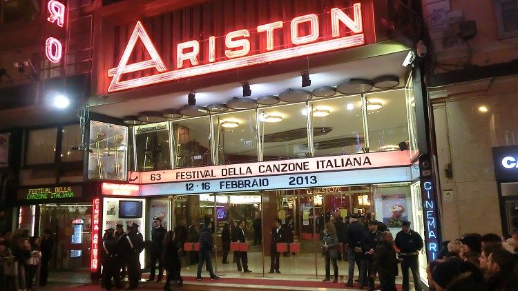 L'ingresso del Teatro Ariston (foto d'archivio del 2013)