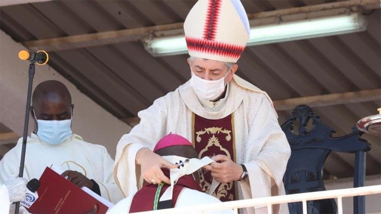 Imposição do Pálio a D. Zeferino Zeca Martins, Arcibispo do Huambo, em Angola