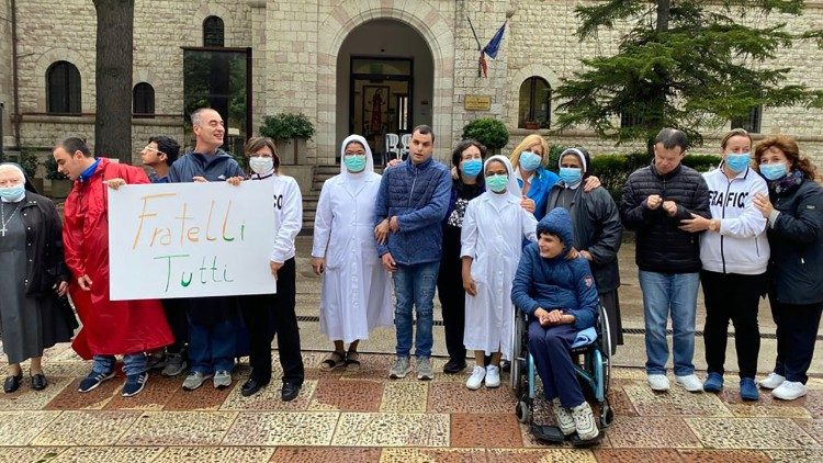 Assisi. Ospiti dell'Istituto Serafico nel giorno della firma dell'Enciclica Fratelli tutti